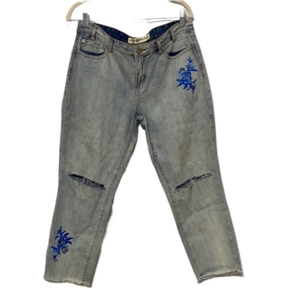 Ashley Mason juniors jeans with blue embroidered design. Size 9 - Picture 1 of 3